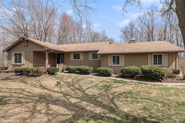 front view picture of 3746 White Lake Hills Dr, White Lake, MI. 48383