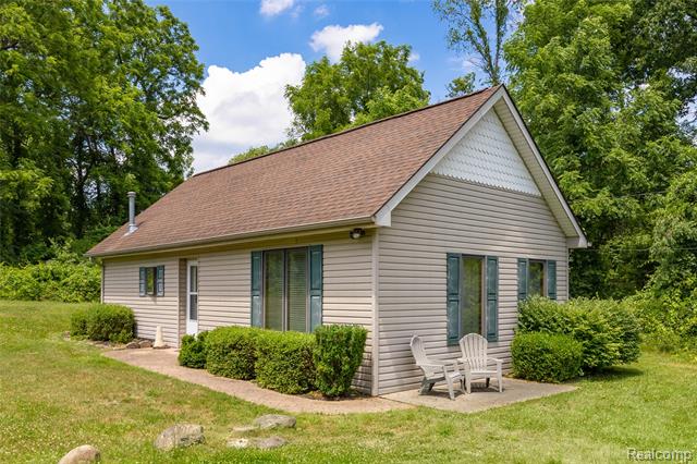 front view picture of 1427 Porter Rd, White Lake, MI. 48383