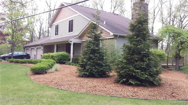 front view picture of 825 E Wardlow Rd, Highland, MI. 48356