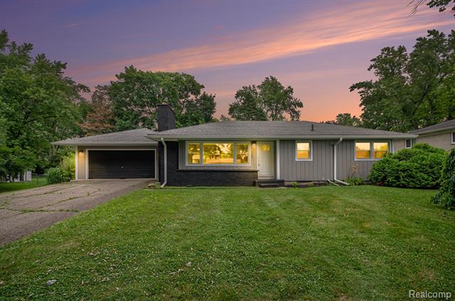 front view picture of 1082 Genella St, Waterford, MI. 48328