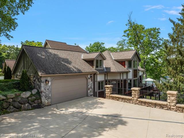 front view picture of 1739 Ridge Rd, White Lake, MI. 48383