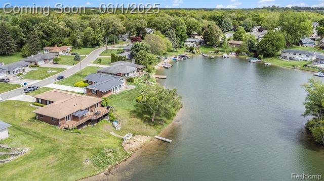 front view picture of 687 Sunnybeach Dr, White Lake, MI. 48386