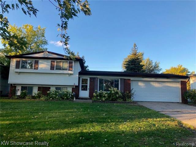 front view picture of 5840 Pontiac Lake Rd, Waterford, MI. 48327