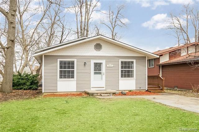 front view picture of 2716 Sinclair Ave, Waterford, MI. 48328
