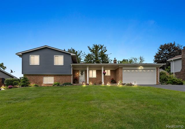 front view picture of 760 W Oxhill Dr, White Lake, MI. 48386
