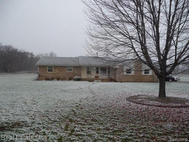 front view picture of 2601 Westwind Dr, Highland, MI. 48357