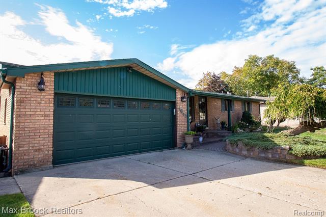 front view picture of 4645 Claudia Dr, Waterford, MI. 48328