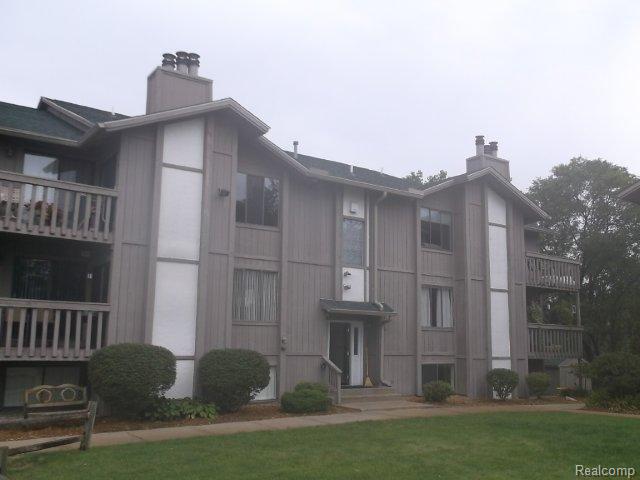 front view picture of 8365 Pontiac Lake Rd, White Lake, MI. 48386