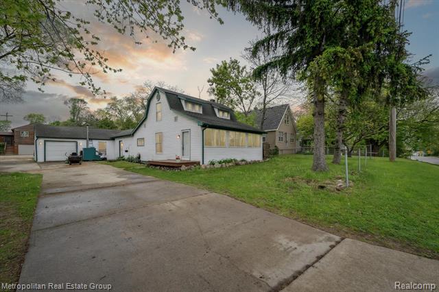 front view picture of 2349 N Duck Lake Rd, Highland, MI. 48356