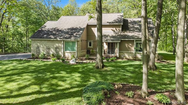 front view picture of 185 Audubon Dr, White Lake, MI. 48383