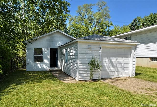 front view picture of 2840 Oldsmobile Ave, Waterford, MI. 48328