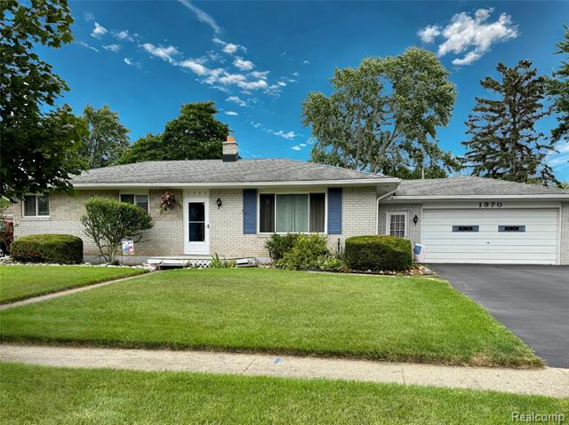 front view picture of 1370 Dundee Dr, Waterford, MI. 48327