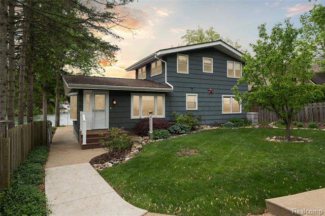 front view picture of 2009 Ridge Rd, White Lake, MI. 48383