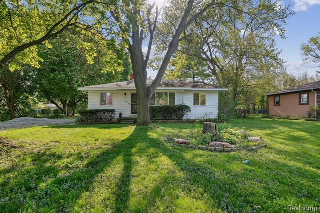 front view picture of 1247 Orchid St, Waterford, MI. 48328