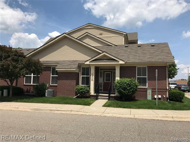 front view picture of 1374 Hillcrest Dr, Waterford, MI. 48327