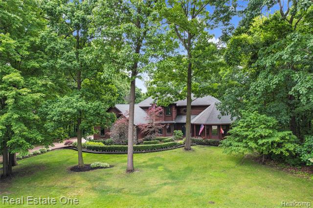 front view picture of 2300 Canyon Ridge Dr, White Lake, MI. 48383