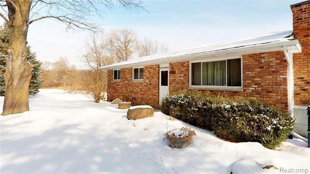 front view picture of 2024 Porter Rd, White Lake, MI. 48383