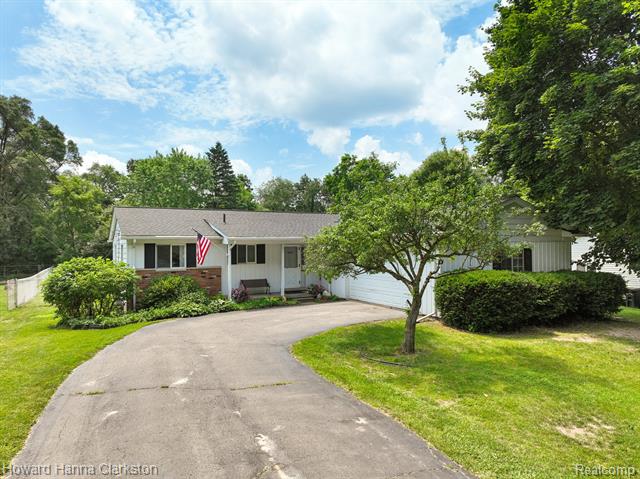 front view picture of 4220 England Beach Rd, White Lake, MI. 48383