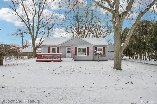 front view picture of 5729 Graves St, Waterford, MI. 48327