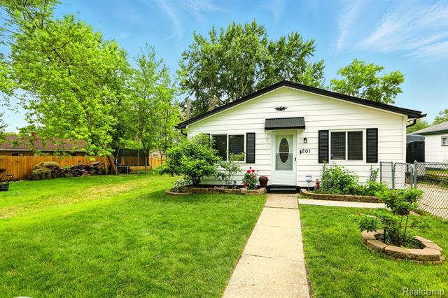 front view picture of 201 Parkdale Ave, Pontiac, MI. 48340