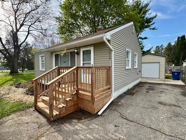 front view picture of 3434 Watkins Lake Rd, Waterford, MI. 48328