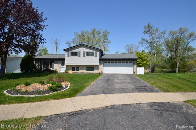 front view picture of 4856 Clinton Way Dr, Waterford, MI. 48328