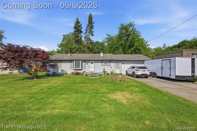 front view picture of 1747 Manse Rd, Waterford, MI. 48328