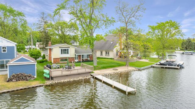 front view picture of 8878 Arlington Rd, White Lake, MI. 48386