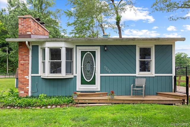 front view picture of 5246 Wayne Rd, White Lake, MI. 48383