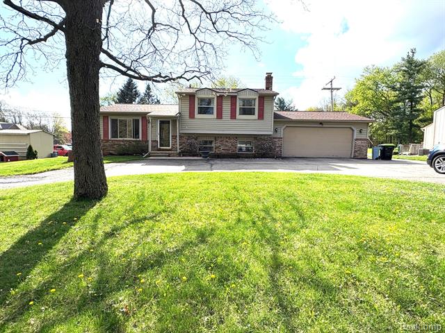 front view picture of 2725 Ormond Rd, White Lake, MI. 48383