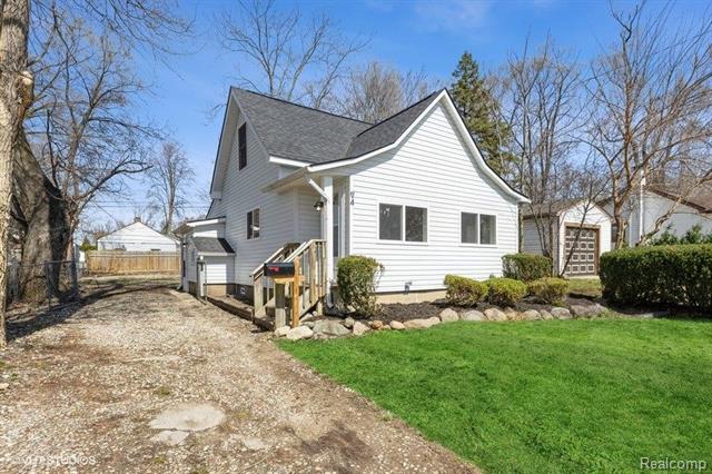 front view picture of 94 E Beverly Ave, Pontiac, MI. 48340