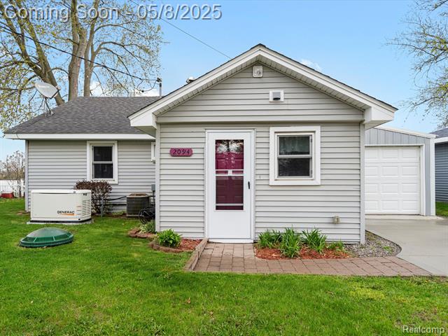 front view picture of 2094 Kingston Rd, White Lake, MI. 48386