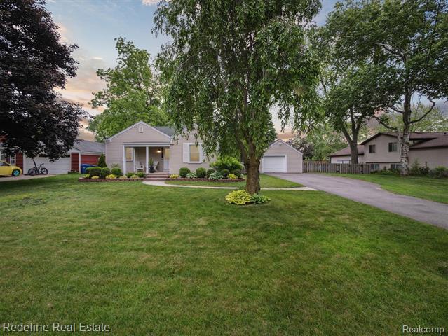front view picture of 1690 Elsmere Rd, Waterford, MI. 48328