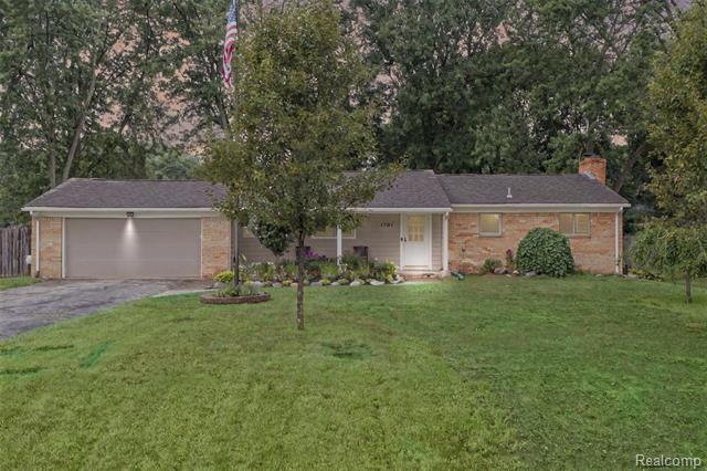 front view picture of 1301 Bielby St, Waterford, MI. 48328