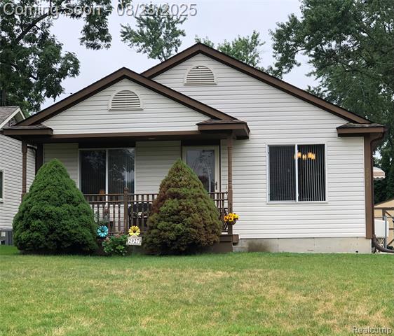 front view picture of 2927 Peerless Ave, Waterford, MI. 48328