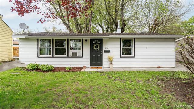 front view picture of 710 Robinwood St, Pontiac, MI. 48340
