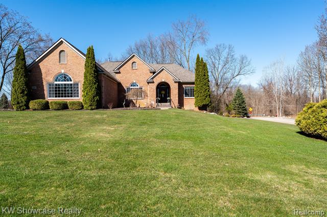 front view picture of 2101 Crested Butte Dr, White Lake, MI. 48383