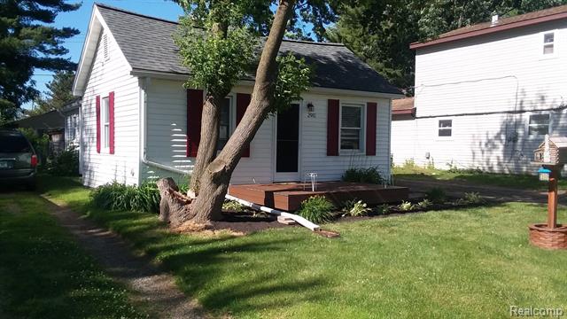 front view picture of 2910 Peerless Ave, Waterford, MI. 48328