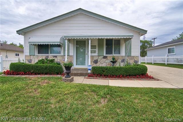 front view picture of 808 Kettering Ave, Pontiac, MI. 48340