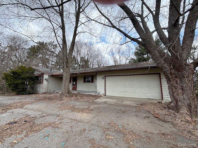 front view picture of 3030 N Hickory Ridge Rd, Highland, MI. 48357