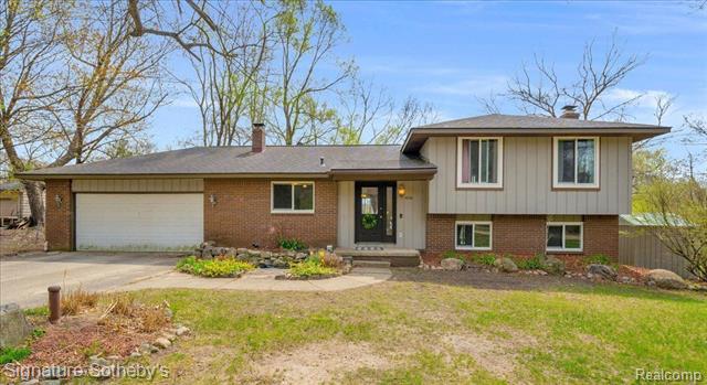 front view picture of 4030 Ashford St, White Lake, MI. 48383