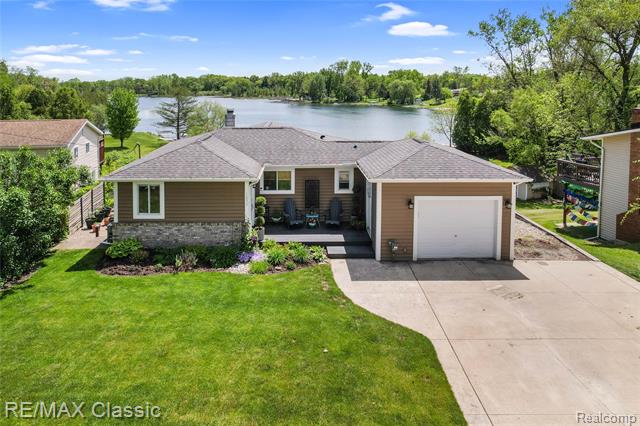 front view picture of 1072 Dunleavy Dr, Highland, MI. 48356