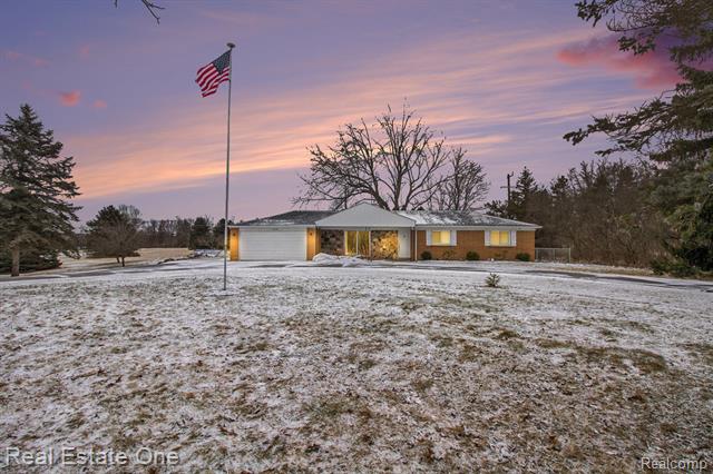 front view picture of 3449 Middle Rd, Highland, MI. 48357