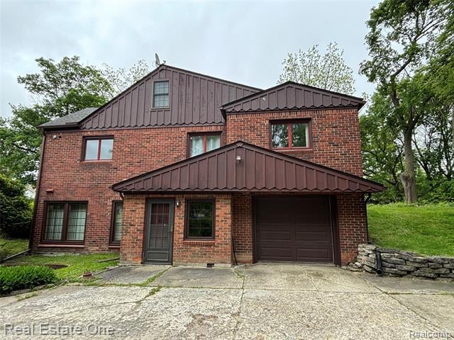 front view picture of 109 W Kennett Rd, Pontiac, MI. 48340