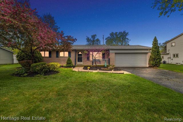front view picture of 4887 Crestbrook Dr, Waterford, MI. 48328