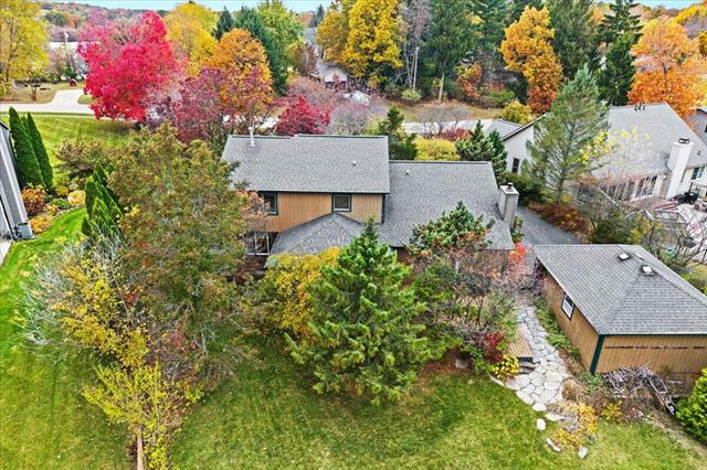 front view picture of 2794 Waling Woods Dr, Highland, MI. 48356