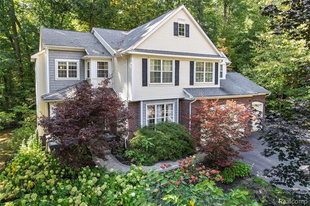 front view picture of 2500 Nottingham Ct, White Lake, MI. 48383