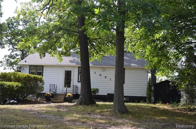 front view picture of 1691 Eason Rd, Waterford, MI. 48328