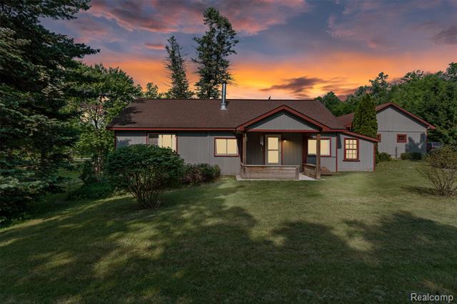 front view picture of 2431 Porter Rd, White Lake, MI. 48383