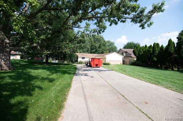 front view picture of 880 Bay St, Pontiac, MI. 48342
